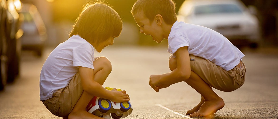 His brother play with toys. Два сладких мальчика.